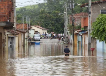 Senado aprova maior rigor em planos contra enchentes e deslizamentos
