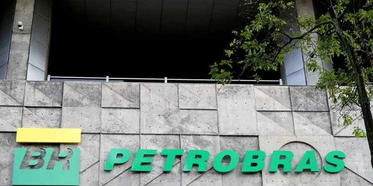 Petrobras tem lucro de R$ 32,7 ​bilhões no 1º tri de 2026, queda de 7,2%