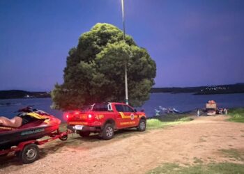 Bombeiros iniciam buscas por um jovem desaparecido após afogamento no Rio São Francisco em Gararu