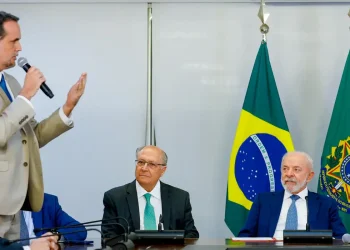 Lula assina MP e zera “taxa das blusinhas”