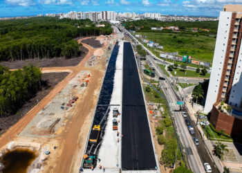 Viaduto do Complexo Viário Senadora Maria do Carmo Alves recebe pavimentação asfáltica