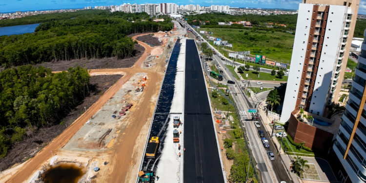 Viaduto do Complexo Viário Senadora Maria do Carmo Alves recebe pavimentação asfáltica