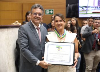 Luciano Pimentel entrega Medalha Quintina Diniz à primeira-dama de Simão Dias