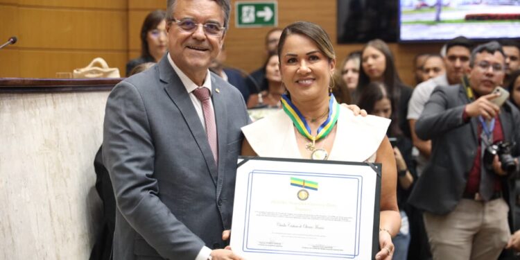 Luciano Pimentel entrega Medalha Quintina Diniz à primeira-dama de Simão Dias