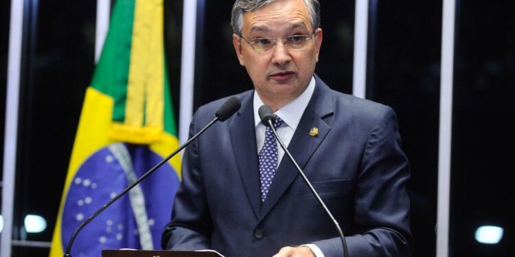 Imprensa nacional destaca Eduardo Amorim como o último “Melhor Senador do Brasil” com nota 10
