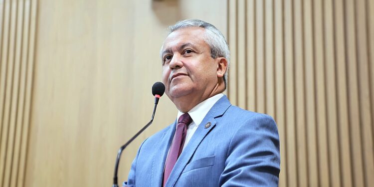 Elber repudia negociação entre Flávio Bolsonaro e Vorcaro após áudio divulgado