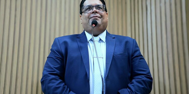 Joaquim da Janelinha cobra atenção para Praça da Delegacia e agradece demandas anteriormente atendidas pela Emsurb