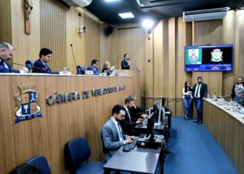 Parlamento debate transparência em concessões públicas e defende maturidade política para o progresso da capital