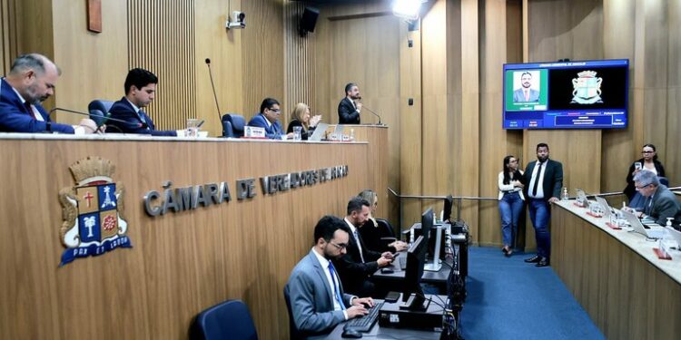 Parlamento debate transparência em concessões públicas e defende maturidade política para o progresso da capital