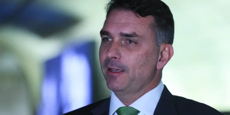 Deputados pedem investigação sobre relação entre Vorcaro e Flávio