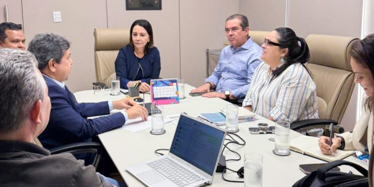 Prefeita de Aracaju realiza primeira reunião para construção do Plano Municipal de Habitação