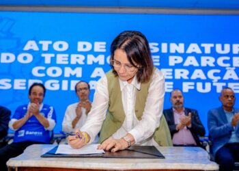 Prefeita Emília Corrêa assina termo de parceria e garante R$ 600 mil para clubes da capital