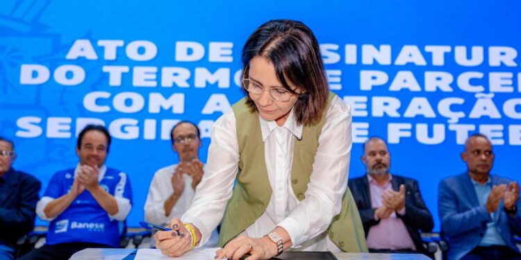 Prefeita Emília Corrêa assina termo de parceria e garante R$ 600 mil para clubes da capital