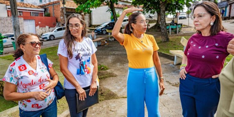 Prefeita Emília acompanha mutirão de limpeza e anuncia revitalização de praça no Cidade Nova