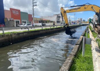 Prefeitura realiza retirada de mais de 5 mil toneladas de resíduos em canais da capital