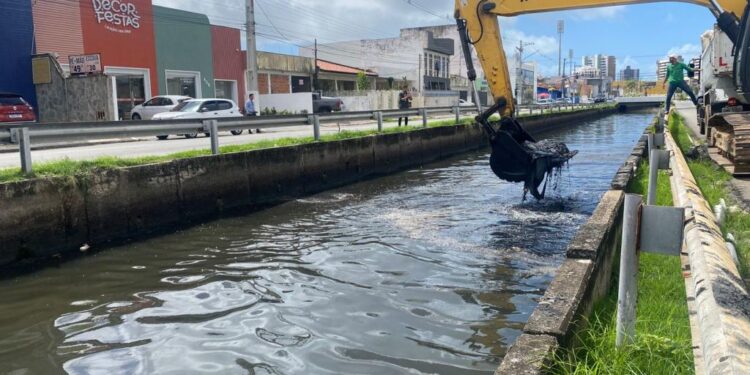 Prefeitura realiza retirada de mais de 5 mil toneladas de resíduos em canais da capital