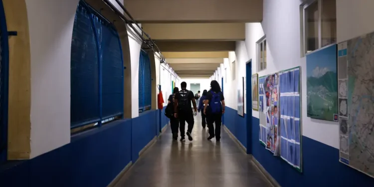 Enfrentamento à violência é desafio para 71,7% dos gestores de escolas