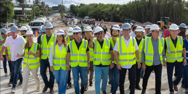Governador vistoria viaduto do Complexo Viário Senadora Maria do Carmo Alves e confirma entrega em 27 de maio