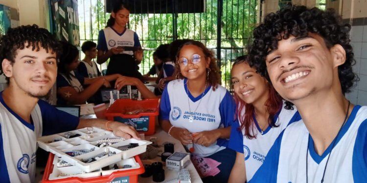 Clube de Robótica do Colégio Estadual Frei Inocêncio incentiva o protagonismo juvenil e o trabalho em equipe