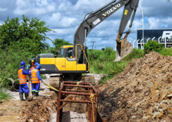 Governo do Estado vistoria obra que amplia abastecimento de água em Nossa Senhora do Socorro
